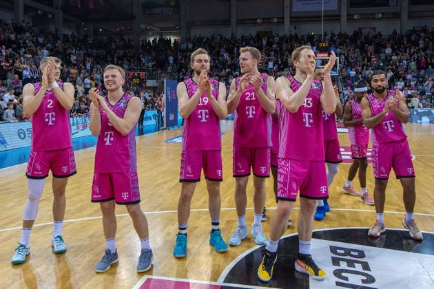 Die Mannschaft der Telekom Baskets Bonn feiert den Sieg gegen Rostock Seawolves. Thomas Kennedy (Telekom Baskets Bonn, 54), Florian Koch (Telekom Baskets Bonn, 12),Glynn Watson (Telekom Baskets Bonn, 04), Savion Flagg (Telekom Baskets Bonn, 01), Brian Fobbs (Telekom Baskets Bonn, 11), Christian Sengfelder (Telekom Baskets Bonn, 43),Lars Thiemann (Telekom Baskets Bonn, 21),Till Pape (Telekom Baskets Bonn, 19),Harald Frey (Telekom Baskets Bonn, 05),Tyreese Blunt (Telekom Baskets Bonn, 0) Telekom Baskets Bonn vs. Rostock Seawolves, Basketball, easy Credit BBL, 30. Spieltag, 2023 24, 27.04.2024 Telekom Baskets Bonn vs. Rostock Seawolves, Basketball, easy Credit BBL, 30. Spieltag, 2023 24, 27.04.2024 Bonn Copyright: xEibner-Pressefoto GerhardxWingenderx EP_GWR
