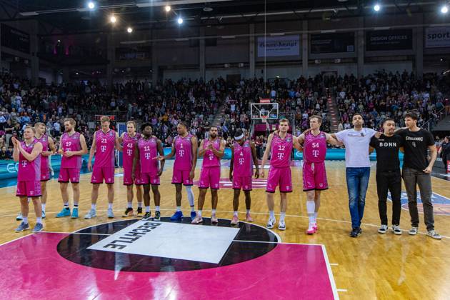 Die Mannschaft der Telekom Baskets Bonn feiert den Sieg gegen Rostock Seawolves. Thomas Kennedy (Telekom Baskets Bonn, 54), Florian Koch (Telekom Baskets Bonn, 12),Glynn Watson (Telekom Baskets Bonn, 04), Savion Flagg (Telekom Baskets Bonn, 01), Brian Fobbs (Telekom Baskets Bonn, 11), Christian Sengfelder (Telekom Baskets Bonn, 43),Lars Thiemann (Telekom Baskets Bonn, 21),Till Pape (Telekom Baskets Bonn, 19),Harald Frey (Telekom Baskets Bonn, 05),Tyreese Blunt (Telekom Baskets Bonn, 0) Telekom Baskets Bonn vs. Rostock Seawolves, Basketball, easy Credit BBL, 30. Spieltag, 2023 24, 27.04.2024 Telekom Baskets Bonn vs. Rostock Seawolves, Basketball, easy Credit BBL, 30. Spieltag, 2023 24, 27.04.2024 Bonn Copyright: xEibner-Pressefoto GerhardxWingenderx EP_GWR