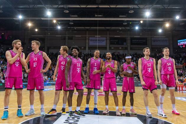 Die Mannschaft der Telekom Baskets Bonn feiert den Sieg gegen Rostock Seawolves. Thomas Kennedy (Telekom Baskets Bonn, 54), Florian Koch (Telekom Baskets Bonn, 12),Glynn Watson (Telekom Baskets Bonn, 04), Savion Flagg (Telekom Baskets Bonn, 01), Brian Fobbs (Telekom Baskets Bonn, 11), Christian Sengfelder (Telekom Baskets Bonn, 43),Lars Thiemann (Telekom Baskets Bonn, 21),Till Pape (Telekom Baskets Bonn, 19),Harald Frey (Telekom Baskets Bonn, 05),Tyreese Blunt (Telekom Baskets Bonn, 0) Telekom Baskets Bonn vs. Rostock Seawolves, Basketball, easy Credit BBL, 30. Spieltag, 2023 24, 27.04.2024 Telekom Baskets Bonn vs. Rostock Seawolves, Basketball, easy Credit BBL, 30. Spieltag, 2023 24, 27.04.2024 Bonn Copyright: xEibner-Pressefoto GerhardxWingenderx EP_GWR