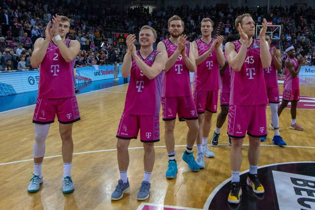 Die Mannschaft der Telekom Baskets Bonn feiert den Sieg gegen Rostock Seawolves. Samuel Griesel (Telekom Baskets Bonn, 02), Harald Frey (Telekom Baskets Bonn, 05), Till Pape (Telekom Baskets Bonn, 19), Lars Thiemann (Telekom Baskets Bonn, 21), Christian Sengfelder (Telekom Baskets Bonn, 43), Glynn Watson (Telekom Baskets Bonn, 04) Telekom Baskets Bonn vs. Rostock Seawolves, Basketball, easy Credit BBL, 30. Spieltag, 2023 24, 27.04.2024 Telekom Baskets Bonn vs. Rostock Seawolves, Basketball, easy Credit BBL, 30. Spieltag, 2023 24, 27.04.2024 Bonn Copyright: xEibner-Pressefoto GerhardxWingenderx EP_GWR
