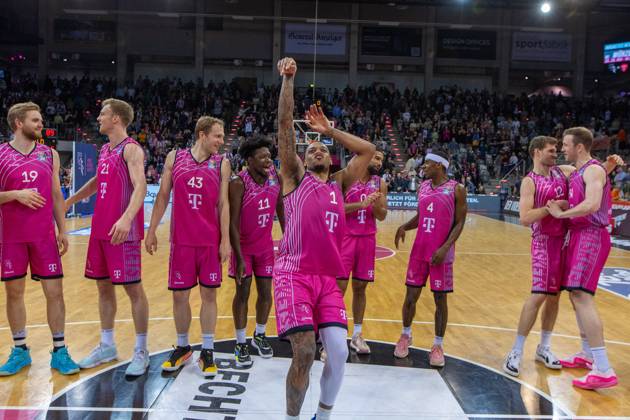 Die Mannschaft der Telekom Baskets Bonn feiert den Sieg gegen Rostock Seawolves. Thomas Kennedy (Telekom Baskets Bonn, 54), Florian Koch (Telekom Baskets Bonn, 12),Glynn Watson (Telekom Baskets Bonn, 04), Savion Flagg (Telekom Baskets Bonn, 01), Brian Fobbs (Telekom Baskets Bonn, 11), Christian Sengfelder (Telekom Baskets Bonn, 43),Lars Thiemann (Telekom Baskets Bonn, 21),Till Pape (Telekom Baskets Bonn, 19),Harald Frey (Telekom Baskets Bonn, 05),Tyreese Blunt (Telekom Baskets Bonn, 0) Telekom Baskets Bonn vs. Rostock Seawolves, Basketball, easy Credit BBL, 30. Spieltag, 2023 24, 27.04.2024 Telekom Baskets Bonn vs. Rostock Seawolves, Basketball, easy Credit BBL, 30. Spieltag, 2023 24, 27.04.2024 Bonn Copyright: xEibner-Pressefoto GerhardxWingenderx EP_GWR