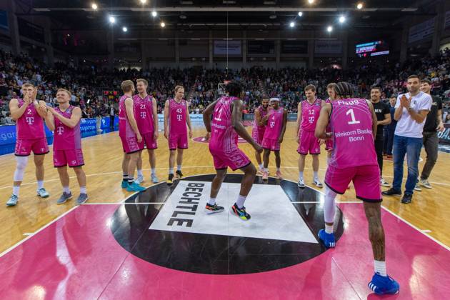 Die Mannschaft der Telekom Baskets Bonn feiert den Sieg gegen Rostock Seawolves. Thomas Kennedy (Telekom Baskets Bonn, 54), Florian Koch (Telekom Baskets Bonn, 12),Glynn Watson (Telekom Baskets Bonn, 04), Savion Flagg (Telekom Baskets Bonn, 01), Brian Fobbs (Telekom Baskets Bonn, 11), Christian Sengfelder (Telekom Baskets Bonn, 43),Lars Thiemann (Telekom Baskets Bonn, 21),Till Pape (Telekom Baskets Bonn, 19),Harald Frey (Telekom Baskets Bonn, 05),Tyreese Blunt (Telekom Baskets Bonn, 0) Telekom Baskets Bonn vs. Rostock Seawolves, Basketball, easy Credit BBL, 30. Spieltag, 2023 24, 27.04.2024 Telekom Baskets Bonn vs. Rostock Seawolves, Basketball, easy Credit BBL, 30. Spieltag, 2023 24, 27.04.2024 Bonn Copyright: xEibner-Pressefoto GerhardxWingenderx EP_GWR
