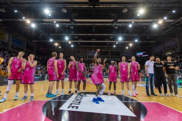 Die Mannschaft der Telekom Baskets Bonn feiert den Sieg gegen Rostock Seawolves. Thomas Kennedy (Telekom Baskets Bonn, 54), Florian Koch (Telekom Baskets Bonn, 12),Glynn Watson (Telekom Baskets Bonn, 04), Savion Flagg (Telekom Baskets Bonn, 01), Brian Fobbs (Telekom Baskets Bonn, 11), Christian Sengfelder (Telekom Baskets Bonn, 43),Lars Thiemann (Telekom Baskets Bonn, 21),Till Pape (Telekom Baskets Bonn, 19),Harald Frey (Telekom Baskets Bonn, 05),Tyreese Blunt (Telekom Baskets Bonn, 0) Telekom Baskets Bonn vs. Rostock Seawolves, Basketball, easy Credit BBL, 30. Spieltag, 2023 24, 27.04.2024 Telekom Baskets Bonn vs. Rostock Seawolves, Basketball, easy Credit BBL, 30. Spieltag, 2023 24, 27.04.2024 Bonn Copyright: xEibner-Pressefoto GerhardxWingenderx EP_GWR