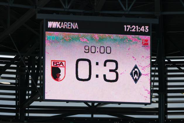 Endstand auf der Anzeigetafel 0:3, FC Augsburg vs. SV Werder Bremen, Fussball, 1. Bundesliga, 31. Spieltag, 27.04.2024 DFB regulations prohibit any use of photographs as image sequences and or quasi-video Augsburg Bayern Deutschland