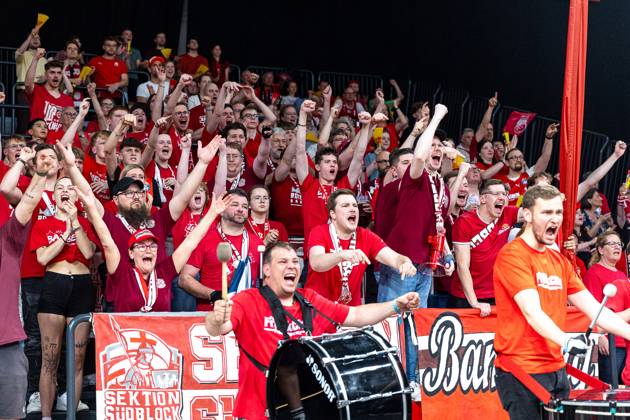 Fan, Fans, Zuschauer, jubelt, Jubel, positive Emotionen, Symbolbild, Symbolfoto, Bamberg Baskets vs. Telekom Baskets Bonn, Basketball, easyCredit BBL, 31. Spieltag, 30.04.2024 Bamberg Baskets vs. Telekom Baskets Bonn, Basketball, easyCredit BBL, 31. Spieltag, 30.04.2024 Bamberg Copyright: xEibner-Pressefoto G.xSantemizx EP_EER