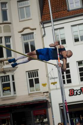 Flensburg, Schleswig-Holstein 1. Flensburger Marktplatzspringen. im Rahmen des Active City Festivals. Hier: Sportler beim Stabhochsprung. Aufnahme vom 04.05.2024, Flensburg, Südermarkt,