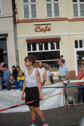 Flensburg, Schleswig-Holstein 1. Flensburger Marktplatzspringen, im Rahmen des Active City Festivals. Hier: Leichtathlet Amadeus Gräber, SV Leonardo-da-Vinci Nauen, Konzentration vor dem Stabhochprung. Aufnahme vom 04.05.2024, Flensburg, Südermarkt,