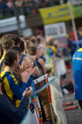 Flensburg, Schleswig-Holstein 1. Flensburger Marktplatzspringen. im Rahmen des Active City Festivals. Publikum spendet Beifall. Aufnahme vom 04.05.2024, Flensburg, Südermarkt,