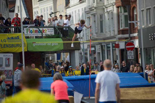 Flensburg, Schleswig-Holstein 1. Flensburger Marktplatzspringen, im Rahmen des Active City Festivals. Hier: Leichtathlet Amadeus Gräber, SV Leonardo-da-Vinci Nauen, beim Stabhochprung. Aufnahme vom 04.05.2024, Flensburg, Südermarkt,