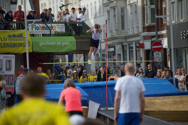 Flensburg, Schleswig-Holstein 1. Flensburger Marktplatzspringen, im Rahmen des Active City Festivals. Hier: Leichtathlet Amadeus Gräber, SV Leonardo-da-Vinci Nauen, beim Stabhochprung. Aufnahme vom 04.05.2024, Flensburg, Südermarkt,