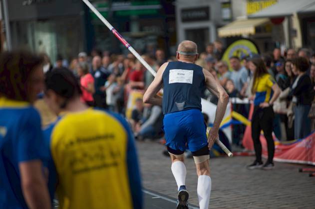 Flensburg, Schleswig-Holstein 1. Flensburger Marktplatzspringen. im Rahmen des Active City Festivals. Hier: Wolfgang Ritte, LAV Bayer Uerdingen Dormagen läuft an beim Stabhochprung. Aufnahme vom 04.05.2024, Flensburg, Südermarkt,