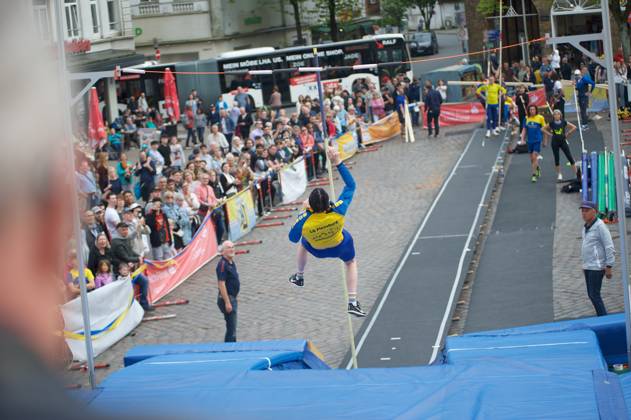 Flensburg, Schleswig-Holstein 1. Flensburger Marktplatzspringen, im Rahmen des Active City Festivals. Hier: Stabhochspringer beim Spung, er überwindet die Latte. Aufnahme vom 04.05.2024, Flensburg, Südermarkt
