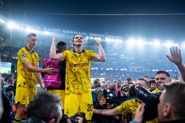 Marcel Sabitzer (Borussia Dortmund, 20), Nico Schlotterbeck (Borussia Dortmund, 04) jubeln mit den Fans ueber den Sieg und Einzug in das Finale in London, FRA, Paris Saint Germain (PSG) vs Borussia Dortmund (BVB), Fussball, UEFA Champions League, Halbfinale Rueckspiel, Saison 2023 2024, 07.05.2024 FRA, Paris Saint Germain (PSG) vs Borussia Dortmund (BVB), Fussball, UEFA Champions League, Halbfinale Rueckspiel, Saison 2023 2024, 07.05.2024 Paris Copyright: xEibner-Pressefoto Memmlerx EP_MMR