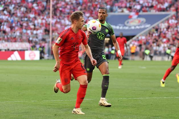 im Zweikampf, Aktion, mit Joshua Kimmich 6 (FC Bayern Muenchen), Moritz Jenz 25 (VfL Wolfsburg), FC Bayern Muenchen vs. VfL Wolfsburg, Fussball, 1. Bundesliga, 33. Spieltag, 12.05.2024 DFB regulations prohibit any use of photographs as image sequences and or quasi-video Muenchen Bayern Deutschland