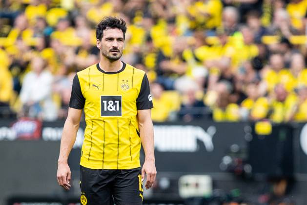 1.Fußball Bundesliga, 34.Spieltag: Borussia Dortmund - SV Darmstadt 98; 18.05.2024 Mats Hummels (Borussia Dortmund, 15) Trikot für Saison 2024-2025, neu. 1.Fußball Bundesliga, 34.Spieltag: Borussia Dortmund - SV Darmstadt 98; Signal-Iduna-Park, Dortmund; 18.05.2024 DFL DFB regulations prohibit any use of photographs as image sequences and or quasi video. Copyright: xBEAUTIFULxSPORTS Buriakovx