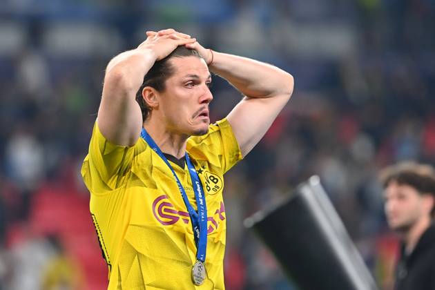 Marcel SABITZER (Borussia Dortmund) nach Siegerehrung, dem Weinen nahe, Enttaeuschung,Frust, enttaeuscht,frustriert,niedergeschlagen nach Siegerehrung. Aktion,Einzelbild,angeschnittenes Einzelmotiv,Halbfigur,halbe Figur. Fussball UEFA Champions League Finale Borussia Dortmund - Real Madrid 0-2 am 01.06.2024, Wembley Stadion London.
