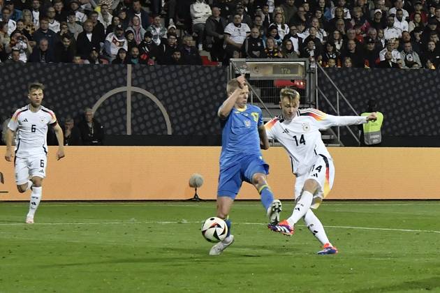 Strafraumszene Torchance von Maximilian Beier ( 14, Deutschland) , li. Oleksandr Zinchenko ( 1, Ukraine) 03.06.2024 Fussball Länderspiel Deutschland vs Ukraine, Max-Morlock-Stadion, Nuernberg, Bayern Germany
