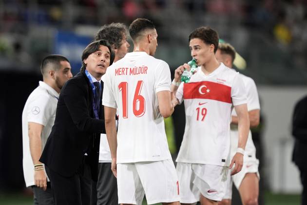 Turkiye s Headcoach Vincenzo Montella shouts instructions to his players during the Friendly Matches 2024 between Italy and Turkiye at Renato Dall& x2019;Ara Stadium - Soccer - Bologna, Italy - Tuesday June 4, 2024 Copyright: xMassimoxPaolone LaPressex
