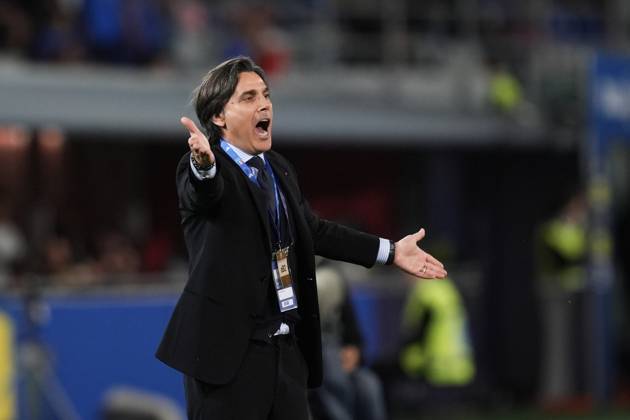 Turkiye s Headcoach Vincenzo Montella shouts instructions to his players during the Friendly Matches 2024 between Italy and Turkiye at Renato Dall& x2019;Ara Stadium - Soccer - Bologna, Italy - Tuesday June 4, 2024 Copyright: xMassimoxPaolone LaPressex