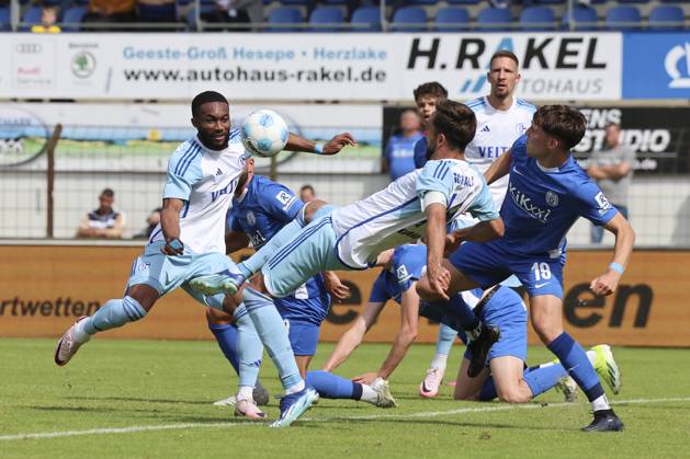 Moussa Sylla (FC Schalke 04), Kenan Karaman (FC Schalke 04) und Luis Sprekelmeyer (SV Meppen) kaempfen um den Ball, Nevernot Cup, SV Meppen vs FC Schalke 04, Haensch-Arena am 06. July 2024 in Meppen, Deutschland. (Foto von Marco Steinbrenner DeFodi Images) Moussa Sylla (FC Schalke 04), Kenan Karaman (FC Schalke 04) und Luis Sprekelmeyer (SV Meppen) battle for the ball, Nevernot Cup, SV Meppen vs FC Schalke 04, Haensch-Arena, July 6, 2024 in Meppen, Germany. (Photo by Marco Steinbrenner DeFodi Images) Defodi-700_meppen_schalke_20240706_050
