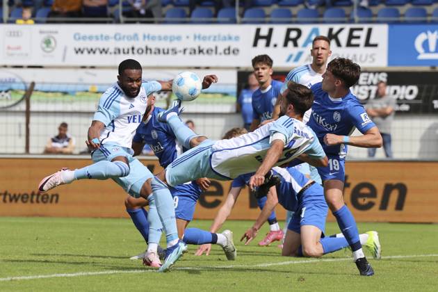Moussa Sylla (FC Schalke 04), Kenan Karaman (FC Schalke 04) und Luis Sprekelmeyer (SV Meppen) kaempfen um den Ball, Nevernot Cup, SV Meppen vs FC Schalke 04, Haensch-Arena am 06. July 2024 in Meppen, Deutschland. (Foto von Marco Steinbrenner DeFodi Images) Moussa Sylla (FC Schalke 04), Kenan Karaman (FC Schalke 04) und Luis Sprekelmeyer (SV Meppen) battle for the ball, Nevernot Cup, SV Meppen vs FC Schalke 04, Haensch-Arena, July 6, 2024 in Meppen, Germany. (Photo by Marco Steinbrenner DeFodi Images) Defodi-700_meppen_schalke_20240706_051