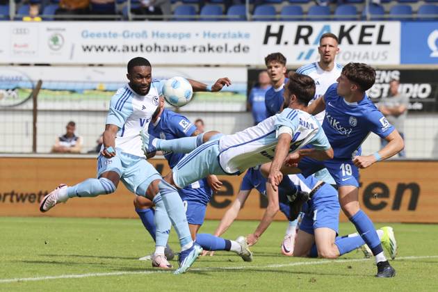 Moussa Sylla (FC Schalke 04), Kenan Karaman (FC Schalke 04) und Luis Sprekelmeyer (SV Meppen) kaempfen um den Ball, Nevernot Cup, SV Meppen vs FC Schalke 04, Haensch-Arena am 06. July 2024 in Meppen, Deutschland. (Foto von Marco Steinbrenner DeFodi Images) Moussa Sylla (FC Schalke 04), Kenan Karaman (FC Schalke 04) und Luis Sprekelmeyer (SV Meppen) battle for the ball, Nevernot Cup, SV Meppen vs FC Schalke 04, Haensch-Arena, July 6, 2024 in Meppen, Germany. (Photo by Marco Steinbrenner DeFodi Images) Defodi-700_meppen_schalke_20240706_054