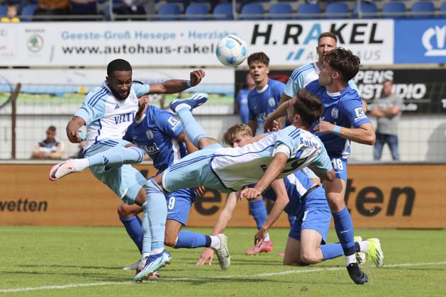 Moussa Sylla (FC Schalke 04), Kenan Karaman (FC Schalke 04) und Luis Sprekelmeyer (SV Meppen) kaempfen um den Ball, Nevernot Cup, SV Meppen vs FC Schalke 04, Haensch-Arena am 06. July 2024 in Meppen, Deutschland. (Foto von Marco Steinbrenner DeFodi Images) Moussa Sylla (FC Schalke 04), Kenan Karaman (FC Schalke 04) und Luis Sprekelmeyer (SV Meppen) battle for the ball, Nevernot Cup, SV Meppen vs FC Schalke 04, Haensch-Arena, July 6, 2024 in Meppen, Germany. (Photo by Marco Steinbrenner DeFodi Images) Defodi-700_meppen_schalke_20240706_055