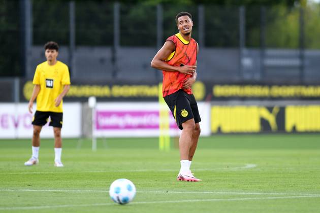 Dortmund, Germany,11.07.24: Felix Nmecha (Borussia Dortmund) schaut waehrend der Trainingseinheit von Borussia Dortmund auf dem BVB-Trainingsgelaende Hohenbuschei am 11. Juli 2024 in Dortmund. (Foto von Ralf Treese DeFodi Images) Dortmund, Deutschland - 11.07.24: Felix Nmecha (Borussia Dortmund) looks on during the training session of Borussia Dortmund at BVB-Trainingsgelaende Hohenbuschei on July 11. 2024 in Dortmund. (Photo by Ralf Treese DeFodi Images) Defodi-521_BVBTRA20240711_040
