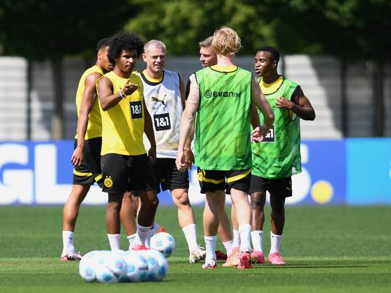 Dortmund, Germany,11.07.24: Felix Nmecha (Borussia Dortmund), Karim Adeyemi (Borussia Dortmund), Julian Ryerson (Borussia Dortmund), Co-Trainer Lukasz Piszczek (Borussia Dortmund), Julian Brandt (Borussia Dortmund) und Youssoufa Moukoko (Borussia Dortmund) schauen waehrend der Trainingseinheit von Borussia Dortmund auf dem BVB-Trainingsgelaende Hohenbuschei am 11. Juli 2024 in Dortmund. (Foto von Ralf Treese DeFodi Images) Dortmund, Deutschland - 11.07.24: Felix Nmecha (Borussia Dortmund), Karim Adeyemi (Borussia Dortmund), Julian Ryerson (Borussia Dortmund), Co-Trainer Lukasz Piszczek (Borussia Dortmund), Julian Brandt (Borussia Dortmund) und Youssoufa Moukoko (Borussia Dortmund) look on during the training session of Borussia Dortmund at BVB-Trainingsgelaende Hohenbuschei on July 11. 2024 in Dortmund. (Photo by Ralf Treese DeFodi Images) Defodi-521_BVBTRA20240711_067