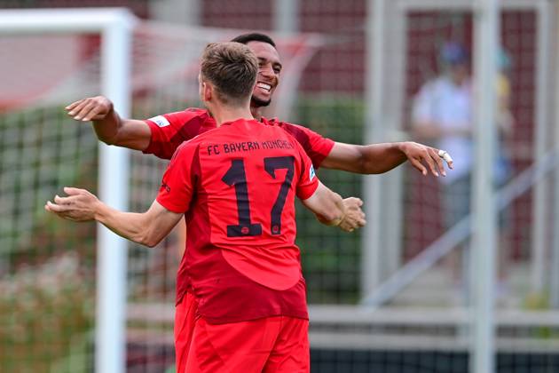 v.li.: Vincent Manuba Bayern München, FCB, 2) Timo Kern (Bayern München, FCB, 17) mit Torjubel, Jubel, Torjubel, Torerfolg, celebrate the goal, goal, celebration, Jubel ueber das Tor zum 2:3 durch Vincent Manuba Bayern München, FCB, 2), optimistisch, Action, Aktion, 12.07.2024, Heimstetten (Deutschland), Fussball, Testspiel, SpVgg Unterhaching - FC Bayern München II