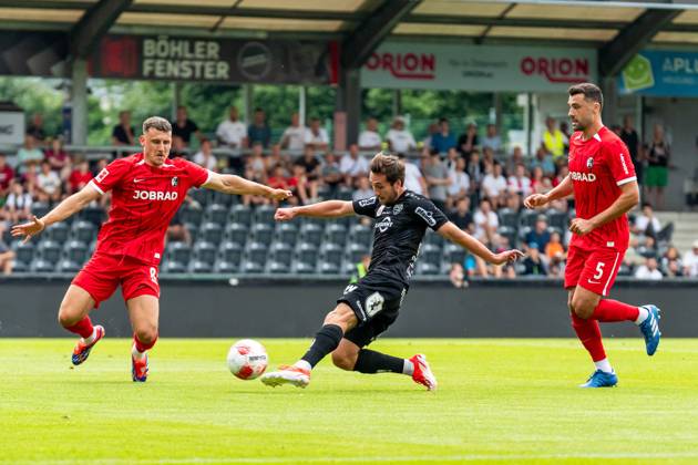 Maximilian Eggestein (8, SC Freiburg) und Manuel Gulde (5, SC Freiburg) verteidigen einen Schuss von Lukas Fadinger (30, SCR Altach) AUT, SCR Altach vs SC Freiburg, Fussball, Vorbereitung, Saison 2024 25,19.07.2024, AUT, SCR Altach vs SC Freiburg, Fussball, Vorbereitung, Saison 2024 25,19.07.2024 Altach Copyright: xEibner-Pressefoto FlorianxWolfx EP_FWF