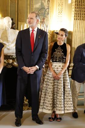 Spain s King Felipe VI (L) and Queen Letizia (R) attend a reception in honor of the Spanish Olympic team at the Spanish Embassy in Paris, France, 25 July 2024. Reception in honor of the Spanish Olympic team at the Spanish Embassy in Paris !ACHTUNG: NUR REDAKTIONELLE NUTZUNG! Copyright: xJUANJOxMARTINx(es-ES)x GRAF3123 20240725-55014241412_1