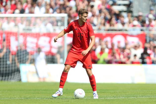 Josip Stanisic (FC Bayern München) in Aktion, am Ball, Einzelaktion, Testspiel, 1.FC Düren vs FC Bayern München, Karl-Knipprath-Stadion am 28. July 2024 in Jülich, Deutschland. (Foto von Oliver Kaelke DeFodi Images) Josip Stanisic (FC Bayern München) controls the ball, Testspiel, 1.FC Düren vs FC Bayern München, Karl-Knipprath-Stadion on July 28, 2024 in Juelich, Germany. (Photo by Oliver Kaelke DeFodi Images) Defodi-678_2024_07_28_OK_FCDFCB_0585