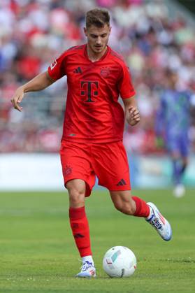 Josip Stanisic (FC Bayern München) in Aktion, am Ball, Einzelaktion, Testspiel, 1.FC Düren vs FC Bayern München, Karl-Knipprath-Stadion am 28. July 2024 in Jülich, Deutschland. (Foto von Oliver Kaelke DeFodi Images) Josip Stanisic (FC Bayern München) controls the ball, Testspiel, 1.FC Düren vs FC Bayern München, Karl-Knipprath-Stadion on July 28, 2024 in Juelich, Germany. (Photo by Oliver Kaelke DeFodi Images) Defodi-678_2024_07_28_OK_FCDFCB_0804