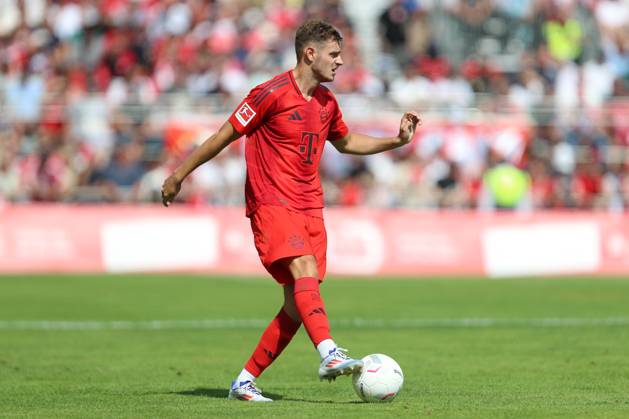Josip Stanisic (FC Bayern München) in Aktion, am Ball, Einzelaktion, Testspiel, 1.FC Düren vs FC Bayern München, Karl-Knipprath-Stadion am 28. July 2024 in Jülich, Deutschland. (Foto von Oliver Kaelke DeFodi Images) Josip Stanisic (FC Bayern München) controls the ball, Testspiel, 1.FC Düren vs FC Bayern München, Karl-Knipprath-Stadion on July 28, 2024 in Juelich, Germany. (Photo by Oliver Kaelke DeFodi Images) Defodi-678_2024_07_28_OK_FCDFCB_0983