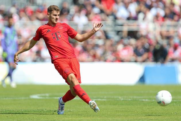 Josip Stanisic (FC Bayern München) in Aktion, am Ball, Einzelaktion, Testspiel, 1.FC Düren vs FC Bayern München, Karl-Knipprath-Stadion am 28. July 2024 in Jülich, Deutschland. (Foto von Oliver Kaelke DeFodi Images) Josip Stanisic (FC Bayern München) controls the ball, Testspiel, 1.FC Düren vs FC Bayern München, Karl-Knipprath-Stadion on July 28, 2024 in Juelich, Germany. (Photo by Oliver Kaelke DeFodi Images) Defodi-678_2024_07_28_OK_FCDFCB_0535