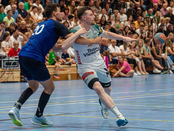 Erik Persson (Frisch Auf Goeppingen, 22) im Zweikampf, Frisch Auf Goeppingen vs. TV Grosswallstadt, Benefizspiel, Handball, Herren, 03.08.2024 Frisch Auf Goeppingen vs. TV Grosswallstadt, Benefizspiel, Handball, Herren, 03.08.2024 Ebersbach an der Fils Copyright: xEIBNER MichaelxSchmidtx EP_MST