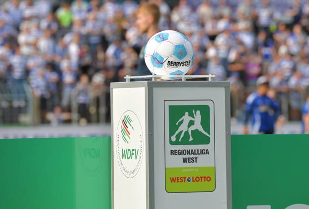 26.07.2024, GER, Fussball, Regionalliga West, Saison 2024 2025, 01. Spieltag, Ohlendorf Stadion im Heidewald, Gütersloh FC Gütersloh - MSV Duisburg 0 : 1 Derbystar-Spielball vor der Gegengerade des Ohlendorf-Stadions im Heidewald, Aktion, Einzelbild, Quer, Symbolbild, Symbolfoto, Feature