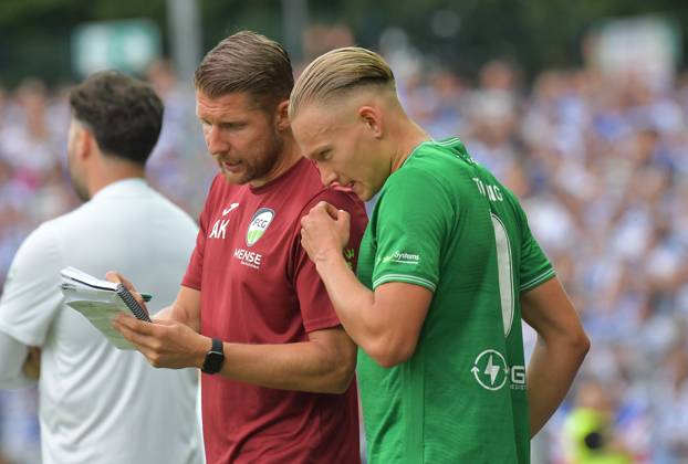 26.07.2024, GER, Fussball, Regionalliga West, Saison 2024 2025, 01. Spieltag, Ohlendorf Stadion im Heidewald, Gütersloh FC Gütersloh - MSV Duisburg 0 : 1 Andre Kording (Co Trainer FC Gütersloh, links) mit Nico Tübing (FC Gütersloh), Aktion, Einzelbild, Quer, Mimik, Gestik, Co Trainer, Assistenztrainer