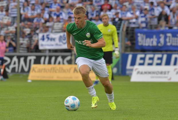 26.07.2024, GER, Fussball, Regionalliga West, Saison 2024 2025, 01. Spieltag, Ohlendorf Stadion im Heidewald, Gütersloh FC Gütersloh - MSV Duisburg 0 : 1 Erik Lanfer (FC Gütersloh), Aktion, Einzelbild, Quer