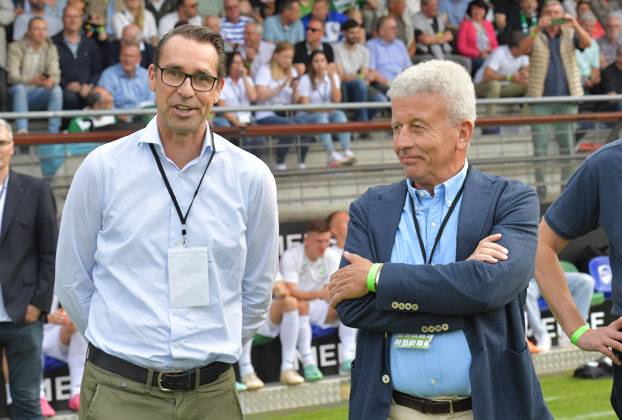 26.07.2024, GER, Fussball, Regionalliga West, Saison 2024 2025, 01. Spieltag, Ohlendorf Stadion im Heidewald, Gütersloh FC Gütersloh - MSV Duisburg 0 : 1 Michael Preetz (Geschäftsführer MSV Duisburg, links) und Hans Hermann Kirschner (Vorstandsmitglied FC Gütersloh), Aktion, Einzelbild, Quer, Mimik, Gestik