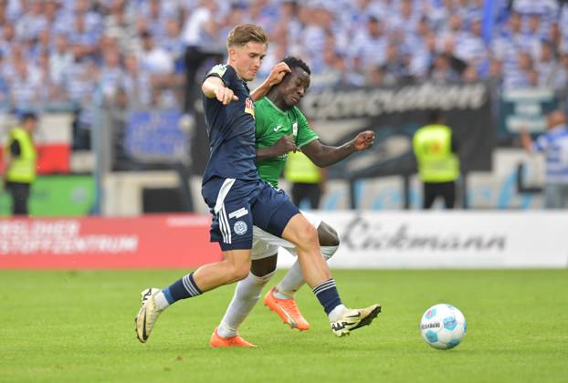 26.07.2024, GER, Fussball, Regionalliga West, Saison 2024 2025, 01. Spieltag, Ohlendorf Stadion im Heidewald, Gütersloh FC Gütersloh - MSV Duisburg 0 : 1 Philimon Tawiah (FC Gütersloh, rechts) gegen Patrick Sussek (MSV Duisburg), Aktion, Duell, Zweikampf