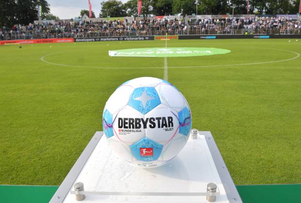 26.07.2024, GER, Fussball, Regionalliga West, Saison 2024 2025, 01. Spieltag, Ohlendorf Stadion im Heidewald, Gütersloh FC Gütersloh - MSV Duisburg 0 : 1 Derbystar-Spielball vor der Gegengerade des Ohlendorf-Stadions im Heidewald, Aktion, Einzelbild, Quer, Symbolbild, Symbolfoto, Feature