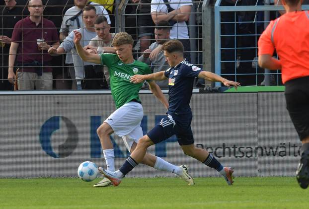 26.07.2024, GER, Fussball, Regionalliga West, Saison 2024 2025, 01. Spieltag, Ohlendorf Stadion im Heidewald, Gütersloh FC Gütersloh - MSV Duisburg 0 : 1 Henri Bollmann (FC Gütersloh, links) gegen Patrick Sussek (MSV Duisburg), Aktion, Duell, Zweikampf