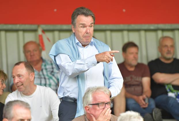 26.07.2024, GER, Fussball, Regionalliga West, Saison 2024 2025, 01. Spieltag, Ohlendorf Stadion im Heidewald, Gütersloh FC Gütersloh - MSV Duisburg 0 : 1 Heribert Bruchhagen (ehemaliger Fußballfunktionär, Fußballtrainer und - Spieler), Aktion, Einzelbild, Quer, Mimik, Gestik