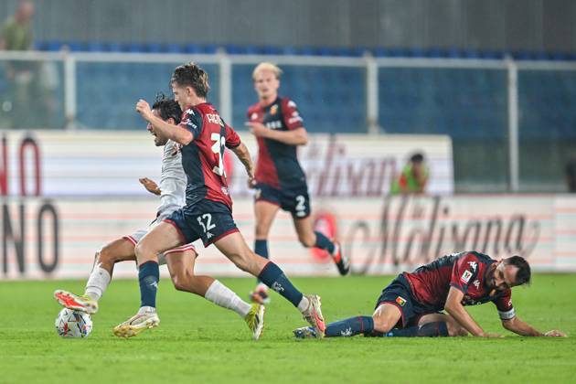 GenoaÕs Morten Frendrup fights for the ball during the Italian Cup soccer match between Genoa and Reggiana at Genova s Luigi Ferraris Stadium, Friday, August 09, 2024. (Tano Pecoraro LaPresse)  Copyright: xTanoxPecoraro LaPressex
