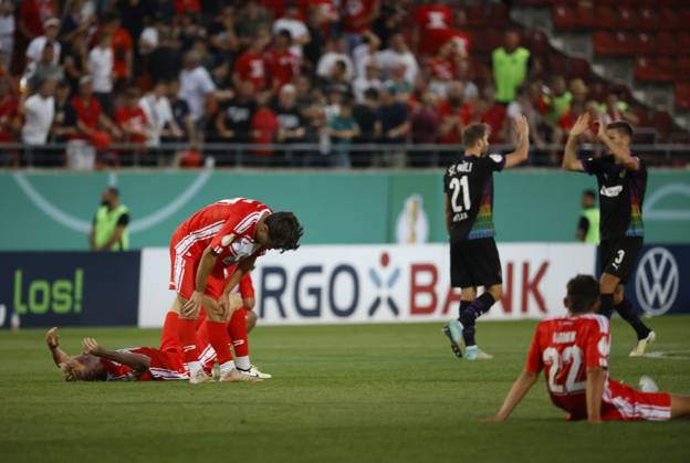 160824 Halle Saale Sachsen Anhalt Leuna Chemie Stadion Fußball Hallescher FC Halle HFC Regionalliga Nordost 4. Liga Männer Saison 2024 2025 DFB Pokal Pokalspiel 1. Runde HFC- 1.FC St. Pauli enttäuscht hfc am Boden