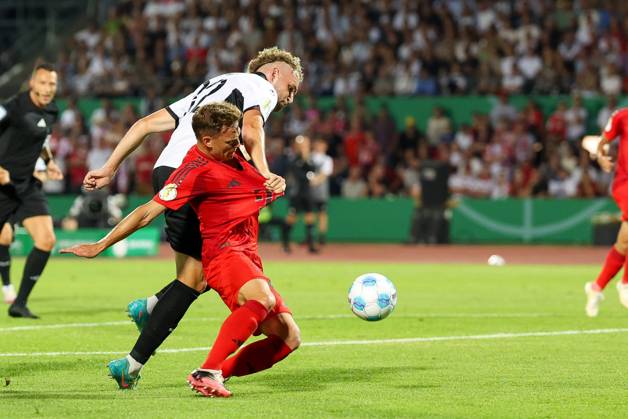 im Zweikampf, Aktion, mit Joshua Kimmich 6 (FC Bayern Muenchen), Philipp Strompf 32 (SSV Ulm 1846), SSV Ulm 1846 vs. FC Bayern Muenchen, Fussball, DFB-Pokal, 1. Runde, 16.08.2024 DFB regulations prohibit any use of photographs as image sequences and or quasi-video Ulm Baden-Wuerttemberg Deutschland