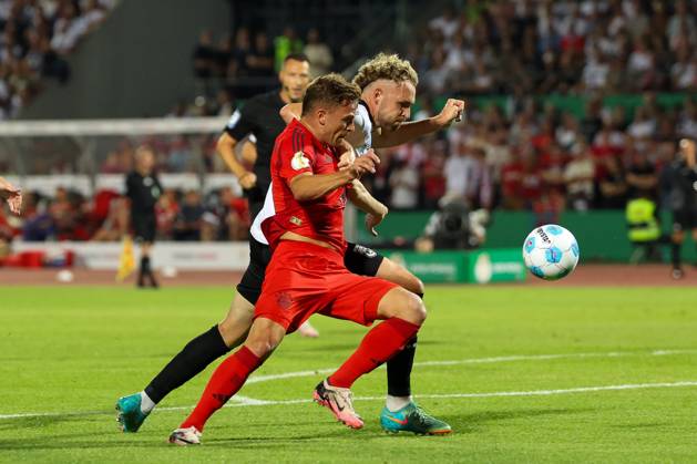 im Zweikampf, Aktion, mit Joshua Kimmich 6 (FC Bayern Muenchen), Philipp Strompf 32 (SSV Ulm 1846), SSV Ulm 1846 vs. FC Bayern Muenchen, Fussball, DFB-Pokal, 1. Runde, 16.08.2024 DFB regulations prohibit any use of photographs as image sequences and or quasi-video Ulm Baden-Wuerttemberg Deutschland