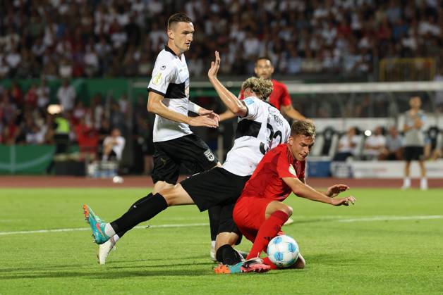 im Zweikampf, Aktion, mit Joshua Kimmich 6 (FC Bayern Muenchen), Philipp Strompf 32 (SSV Ulm 1846), SSV Ulm 1846 vs. FC Bayern Muenchen, Fussball, DFB-Pokal, 1. Runde, 16.08.2024 DFB regulations prohibit any use of photographs as image sequences and or quasi-video Ulm Baden-Wuerttemberg Deutschland